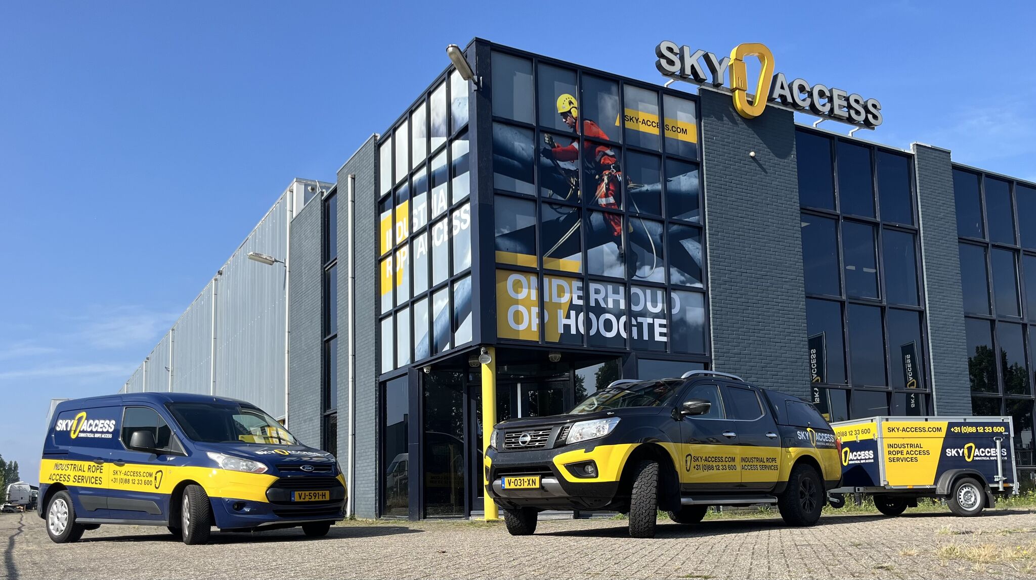 Sky-Access technicus in werkuitrusting