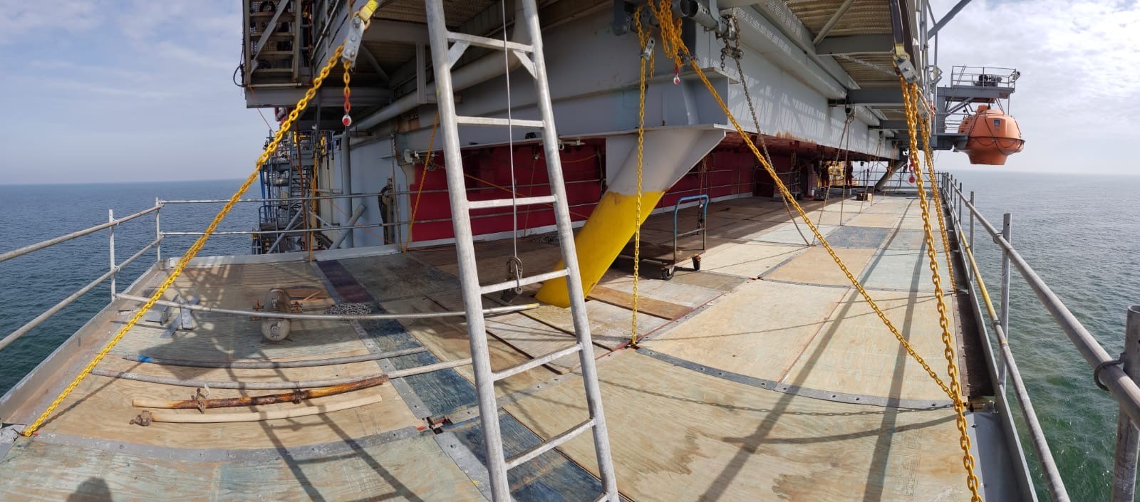 Sky-Access technicus aan het werk op een offshore-installatie